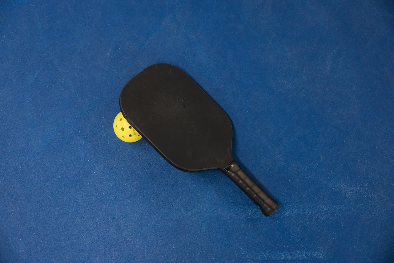 Balles et raquettes de pickleball
