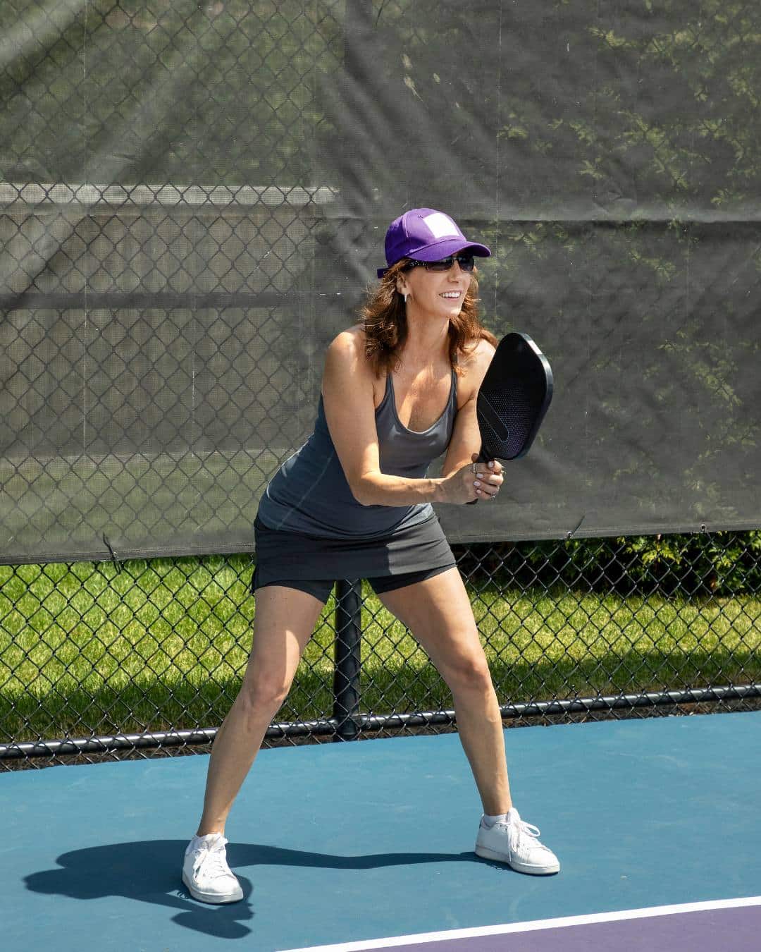 Personne prête à servir sur un terrain de pickleball