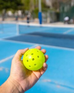 Balle pickeball service exterieur guide