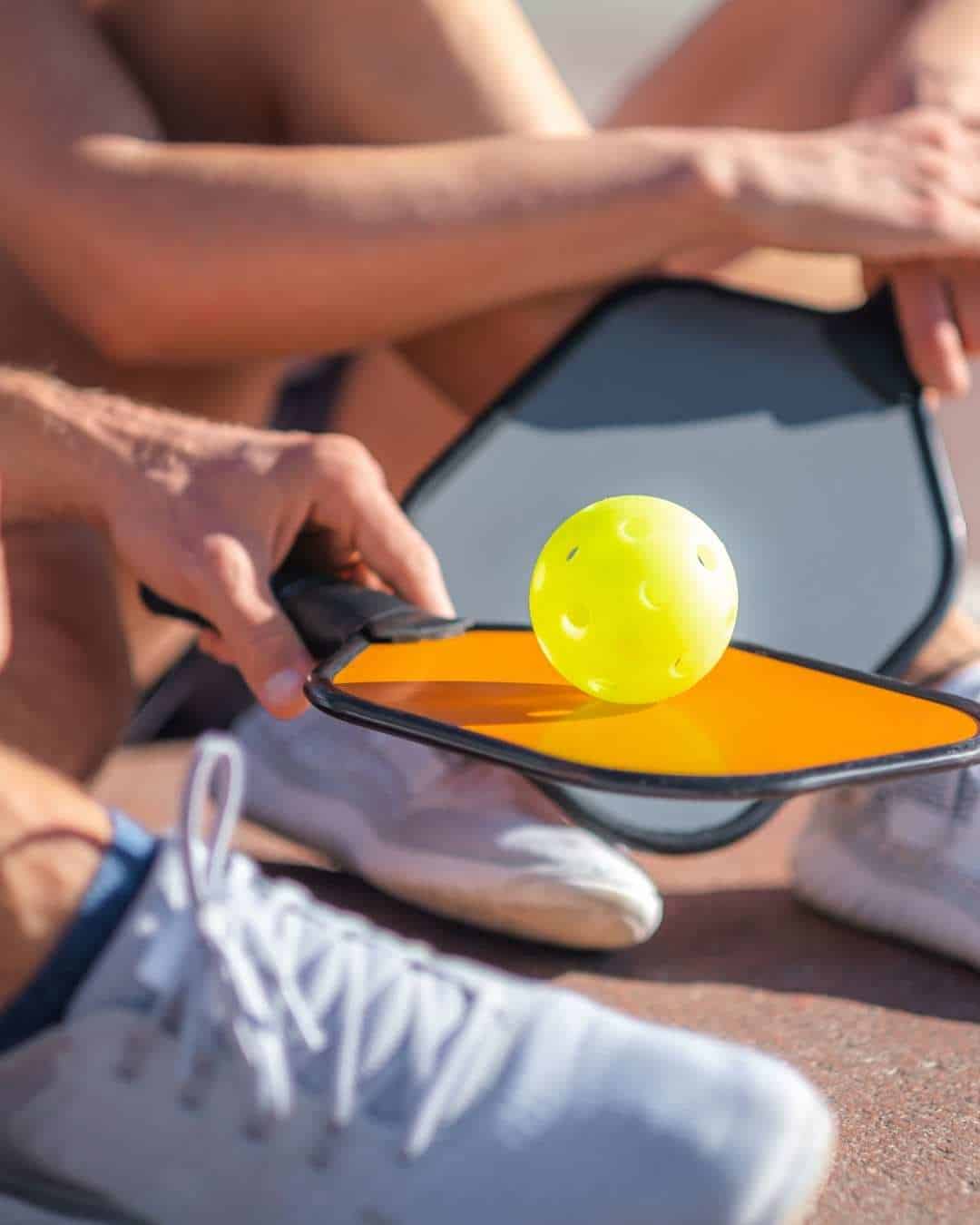 Contact 1 Photo de balles de pickleball en extérieur, illustrant l'équipement et la passion du jeu en France - Bonjour Pickleball