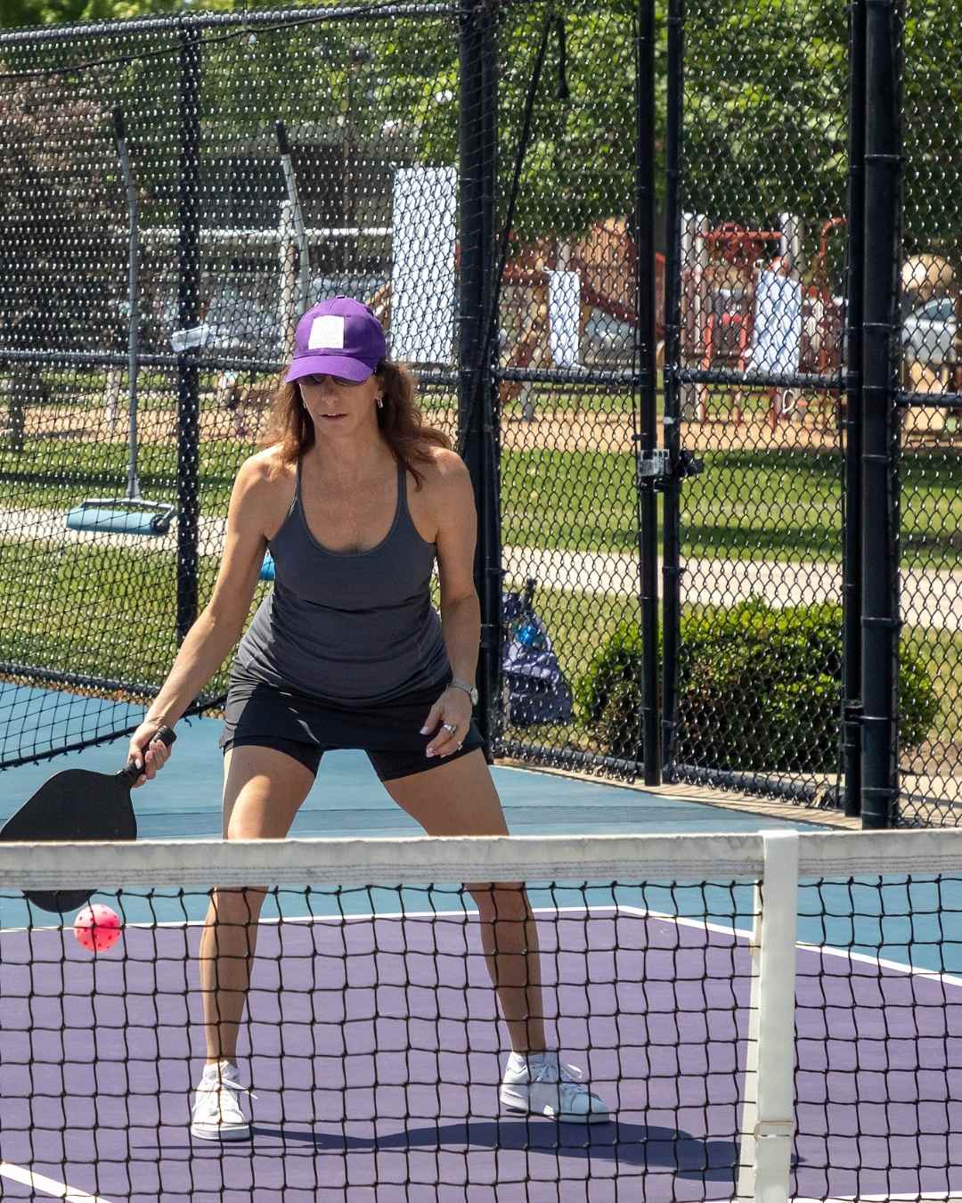 Filet de pickleball installé pour jouer en extérieur