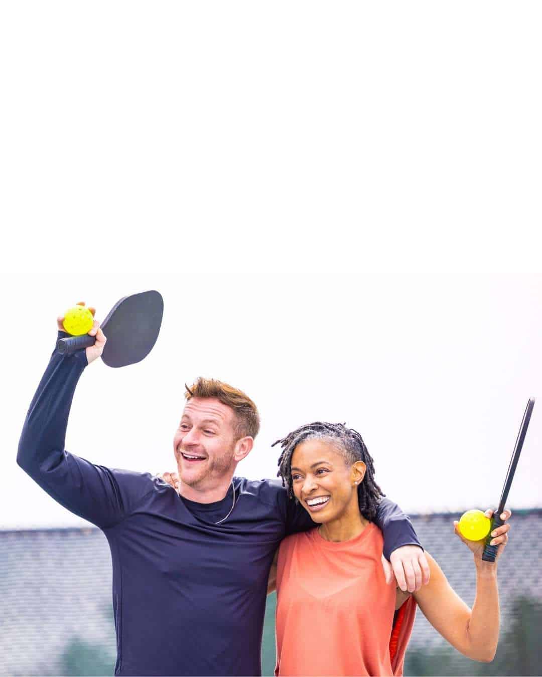 Personnes qui jouent au pickleball en extérieur