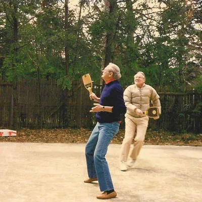 Bill Bell inventeur pickleball seniors en action - sport adapté personnes âgées