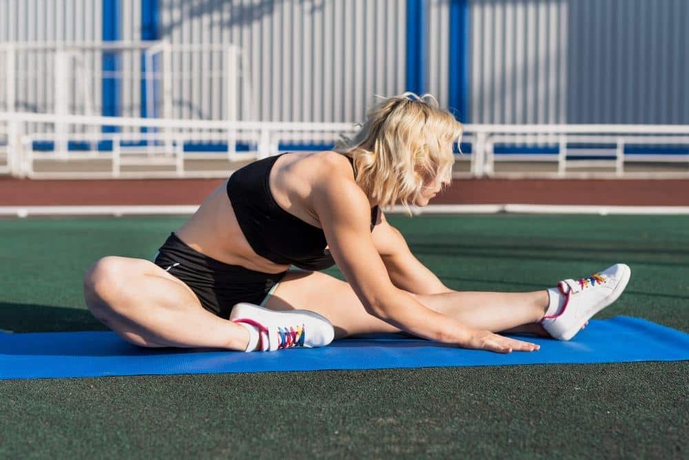 Étirements au sol après une séance de pickleball