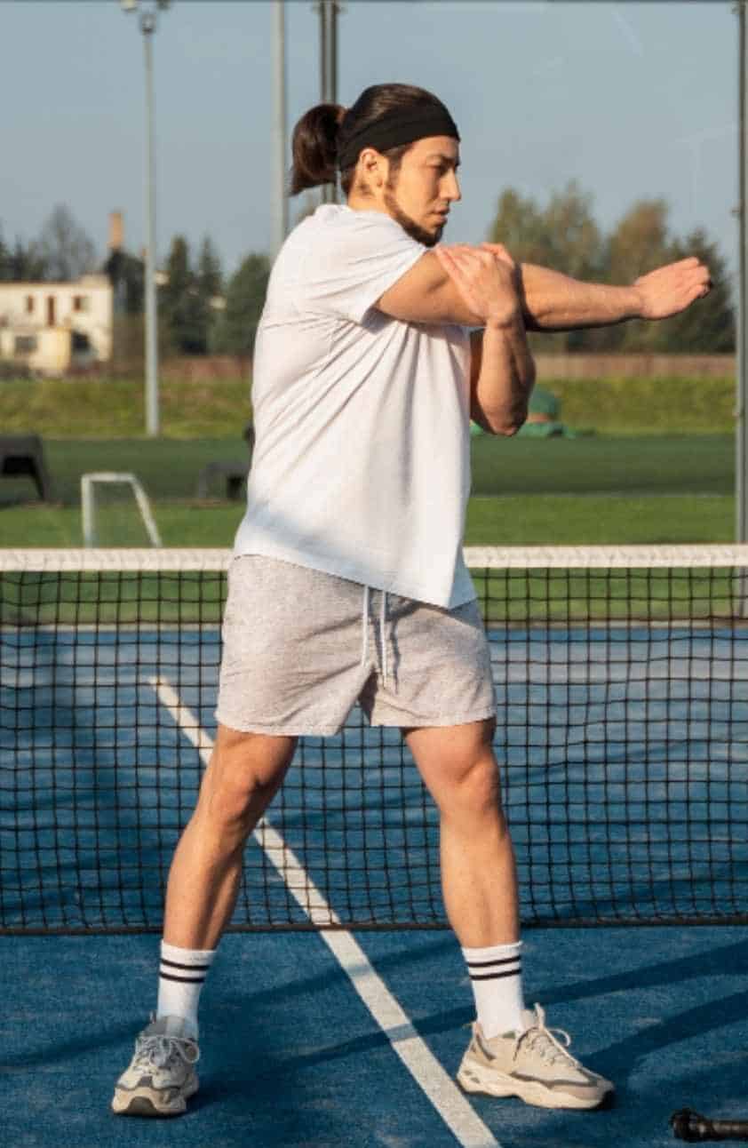 Étirement des épaules pour le pickleball après une séance