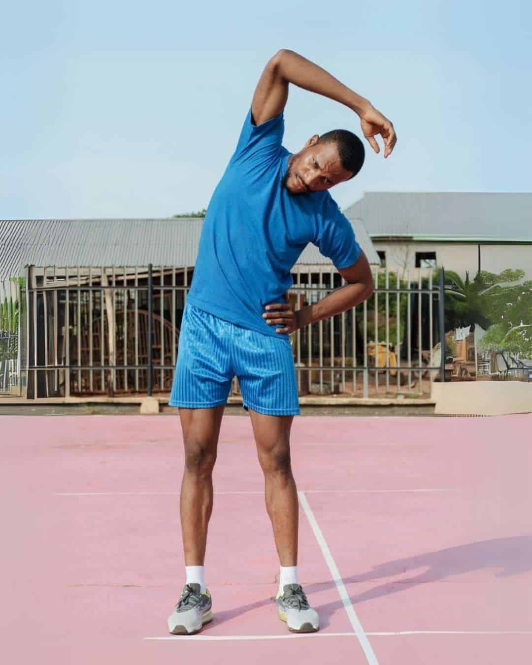 Étirement latéral au pickleball pour relâcher le corps après une séance
