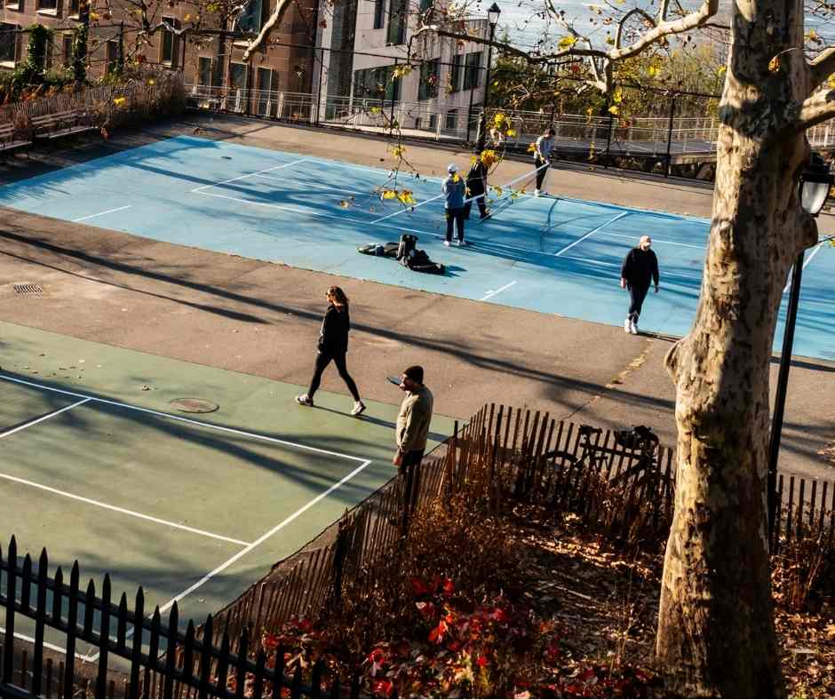Personnes jouant au pickleball en extérieur pour trouver un terrain en France