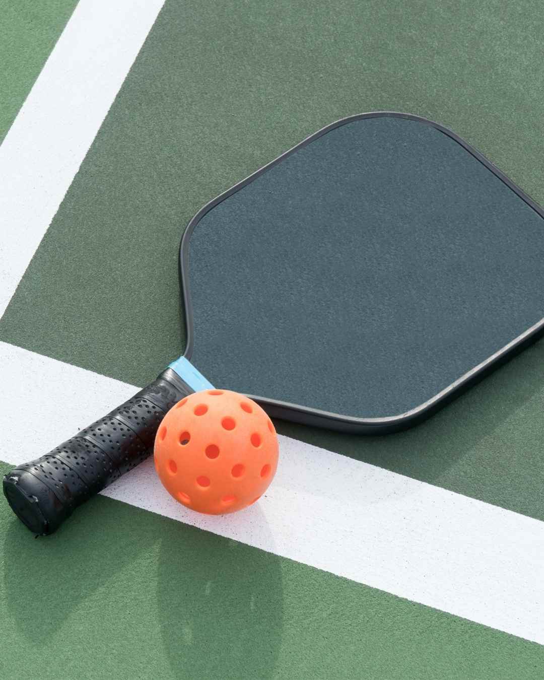 Raquette et balle de pickleball pour comprendre le vocabulaire du jeu