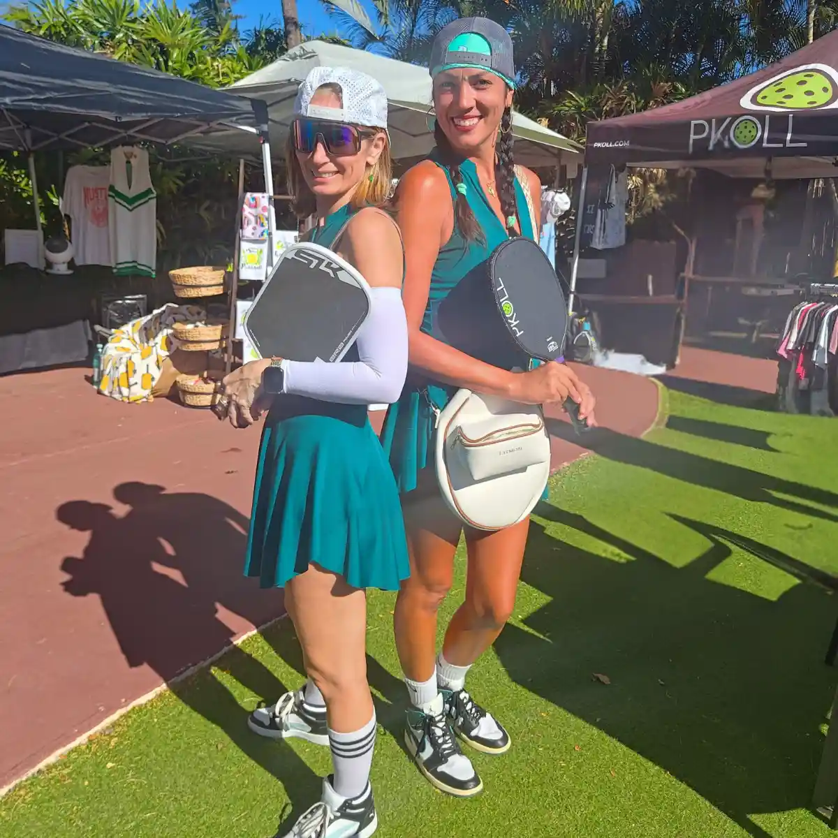 Raquette et balles de pickleball posées sur fond blanc avec accessoires