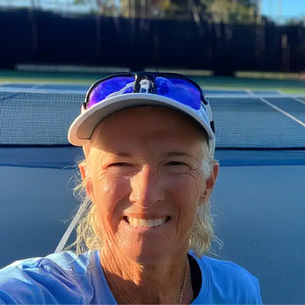 Portrait de Cathy Nicoloff, coach tennis et pickleball à Maui