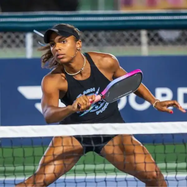 Tyra Hurricane Black joue pickleball