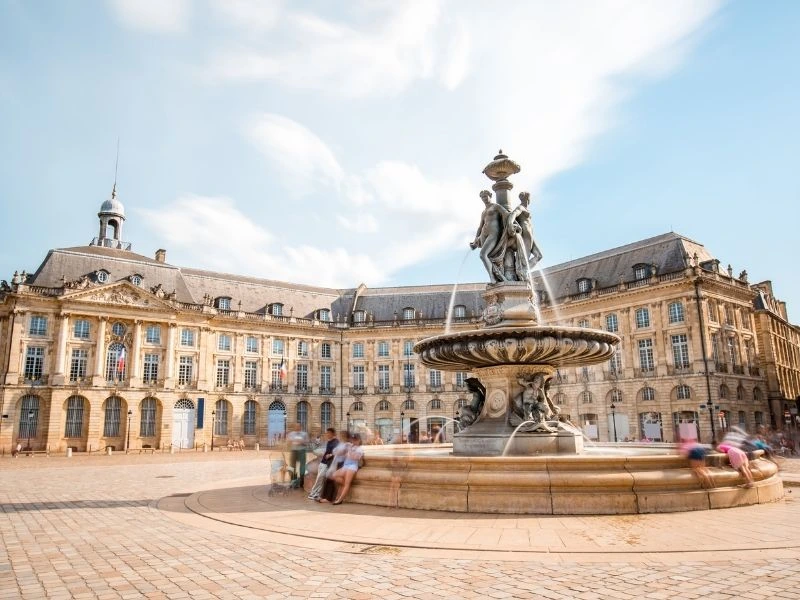 Outdoor pickleball court in Bordeaux with classic stone architecture