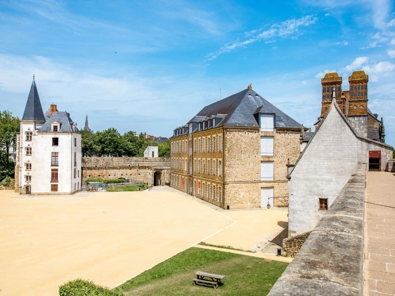 Outdoor pickleball court in Nantes near the Loire river