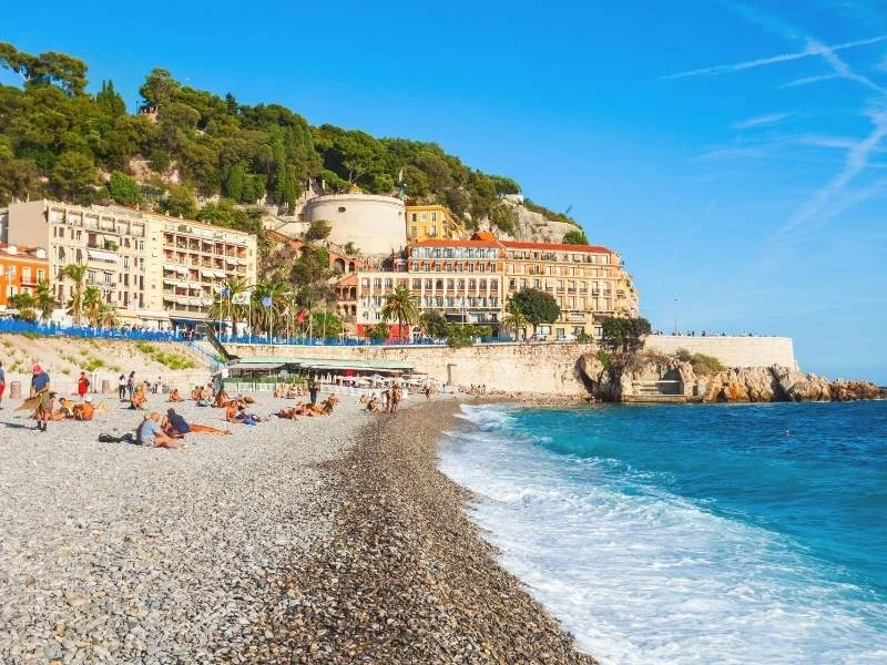 Outdoor pickleball court near the Mediterranean in Nice