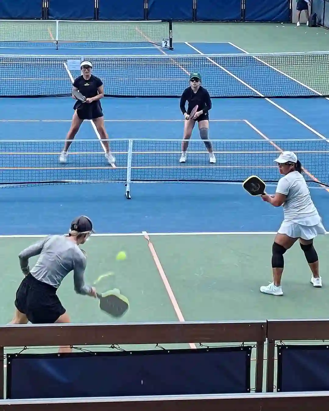 Arbitre de pickleball en France pendant une rencontre