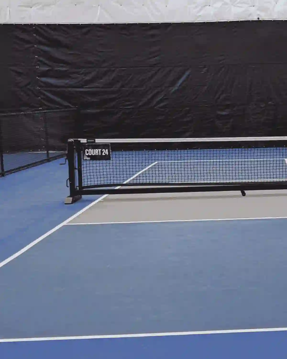 Filet et terrain de pickleball en intérieur pour suivre les règles récentes