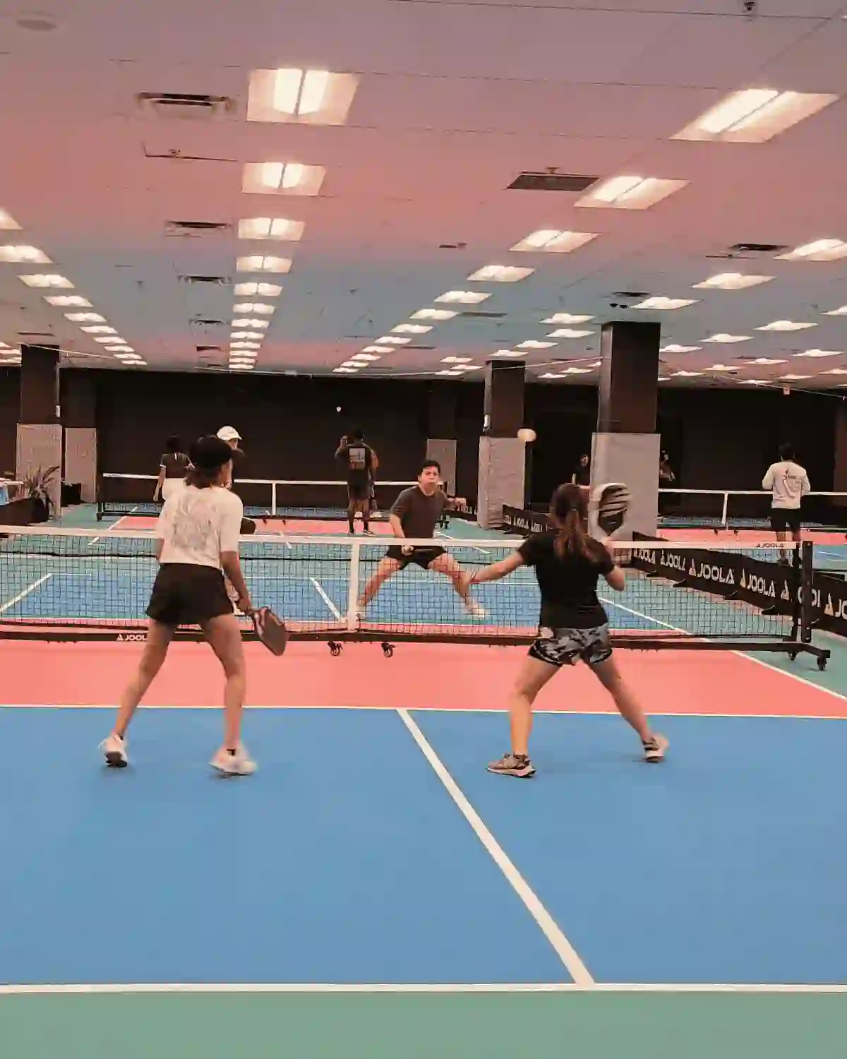 Personnes jouant au pickleball en salle en France