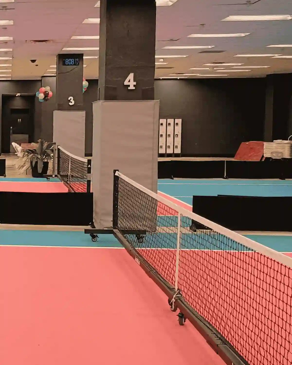 Plusieurs terrains de pickleball en intérieur