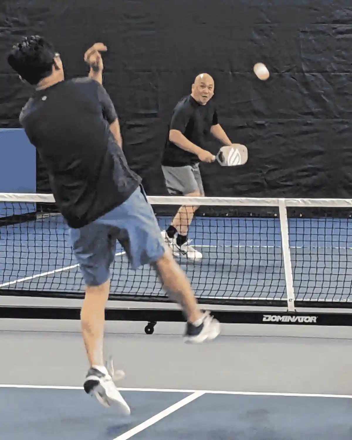 Match de pickleball sur terrain intérieur