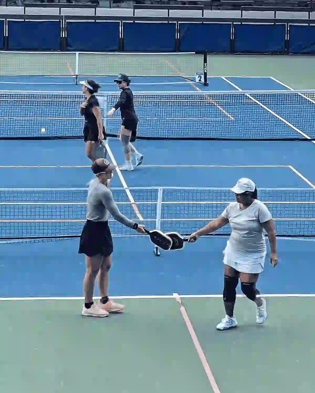 Personnes jouant au pickleball en extérieur après un échange