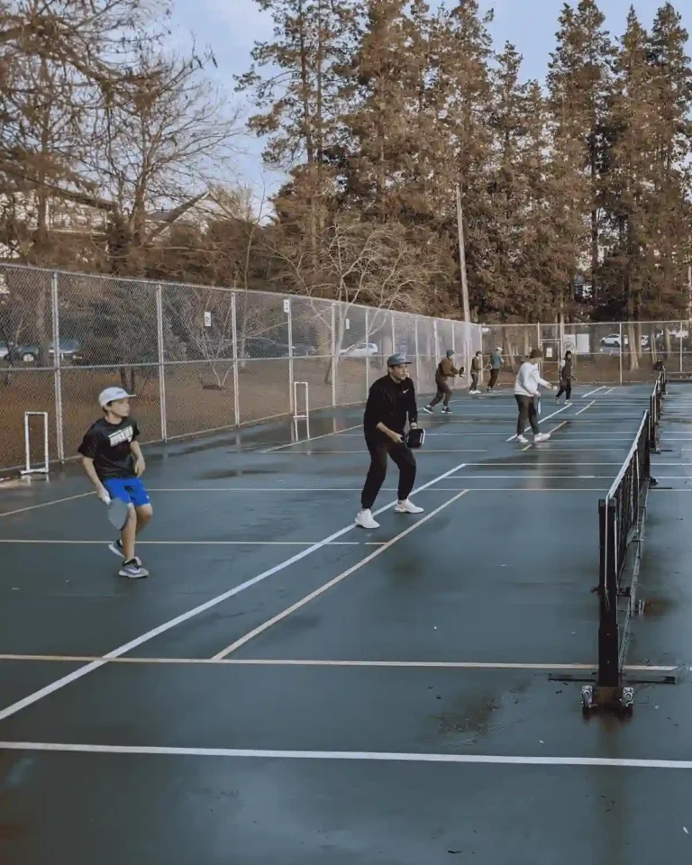 Pourquoi le nom pickleball ? 1 vérité, 2 mensonges ou l'histoire insolite derrière ce nom qui intrigue.