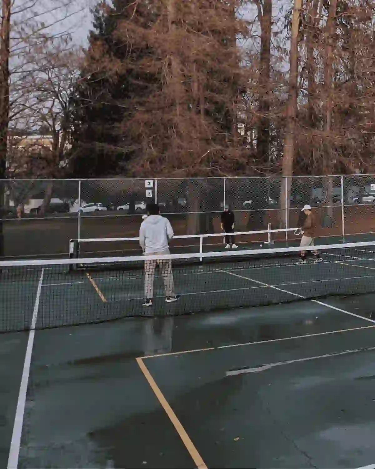 Terrain de pickleball extérieur après la pluie à Seattle