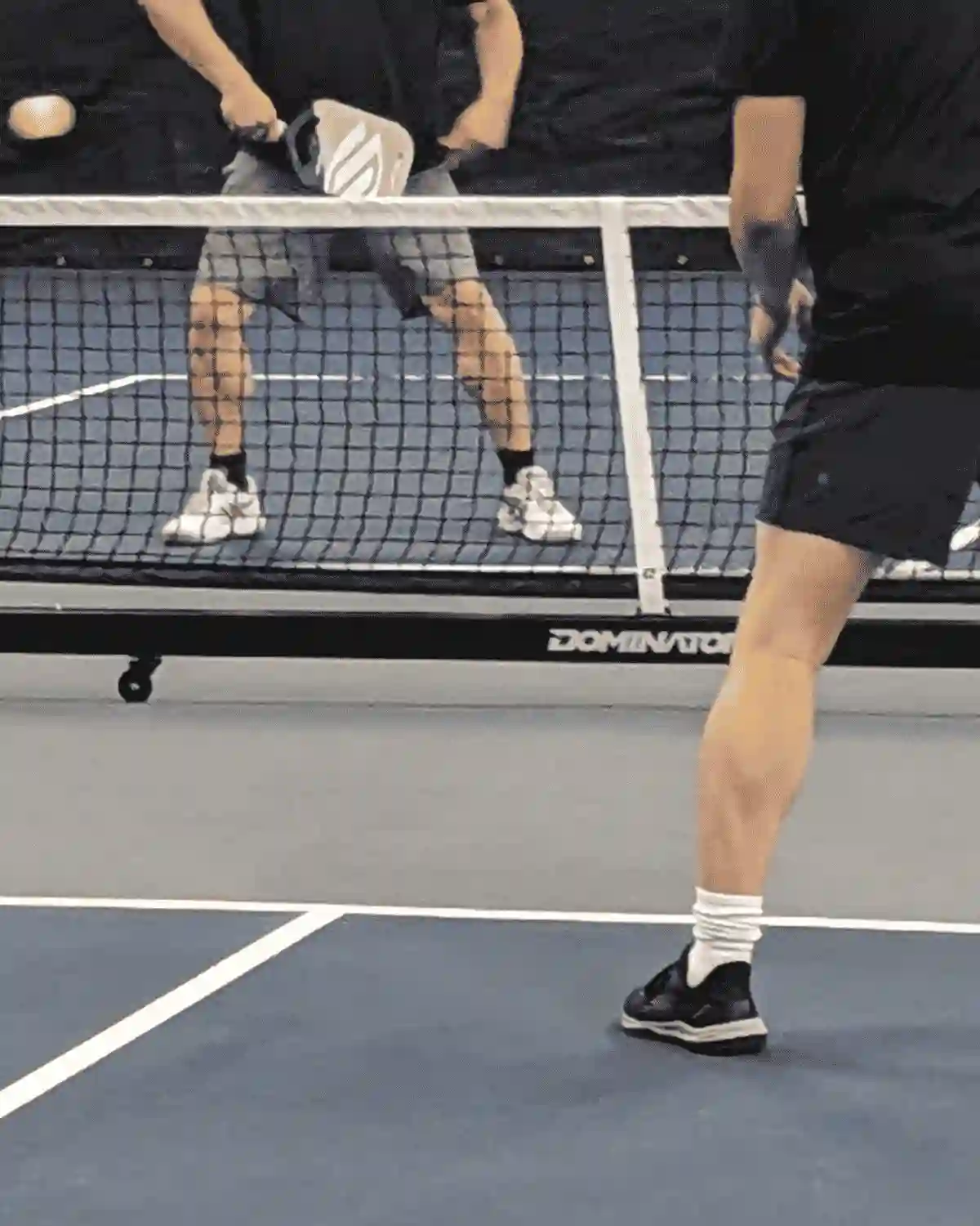 Échange de pickleball en intérieur pour repérer les fautes fréquentes