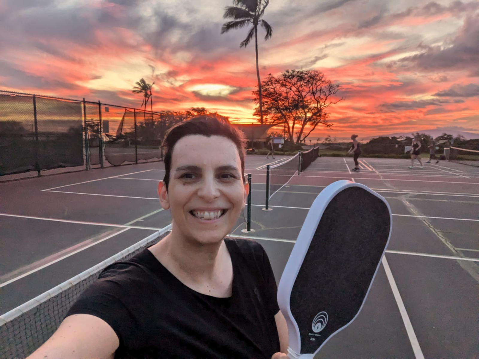 Portrait de Carole Stromboni, fondatrice de Bonjour Pickleball, sur un terrain de pickleball