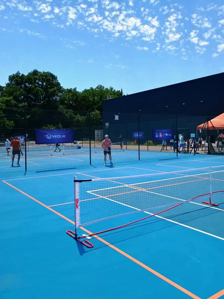 Plusieurs terrains de pickleball en jeu pendant la première journée des Championnats de France 2026