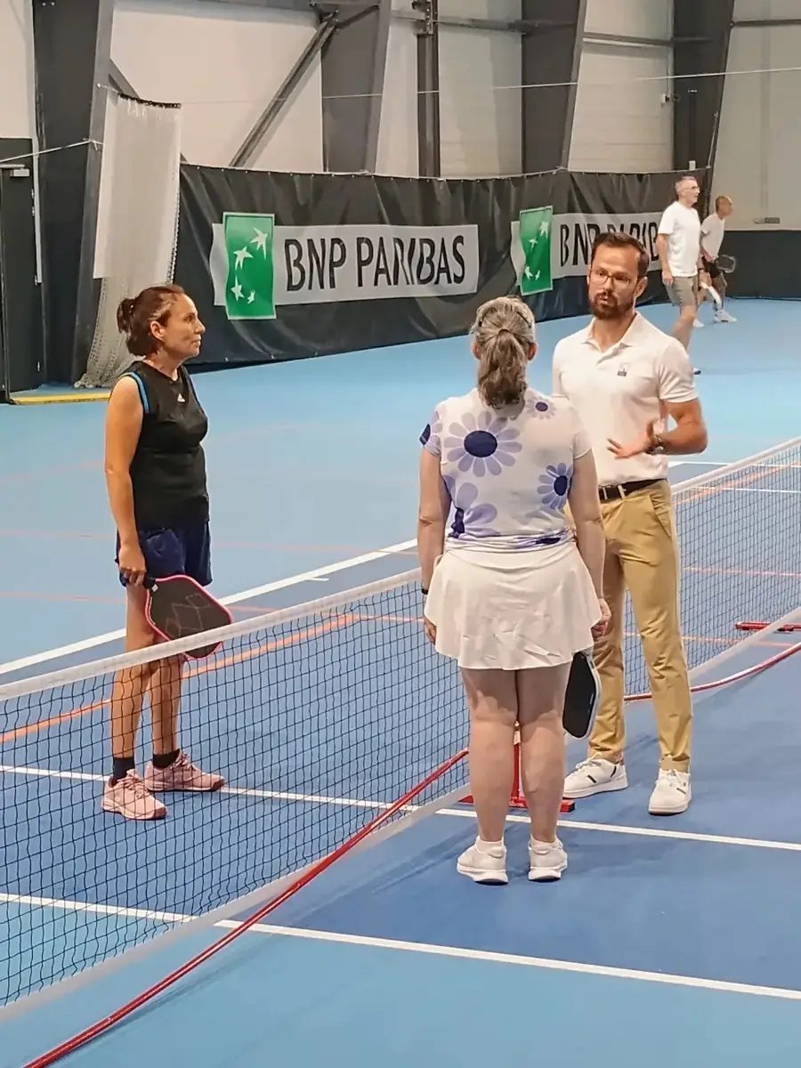 Karina Zaluski et Caroline Stock avec un officiel au filet avant le début de la finale du simple dames 3.0 +50 ans des Championnats de France de pickleball 2026