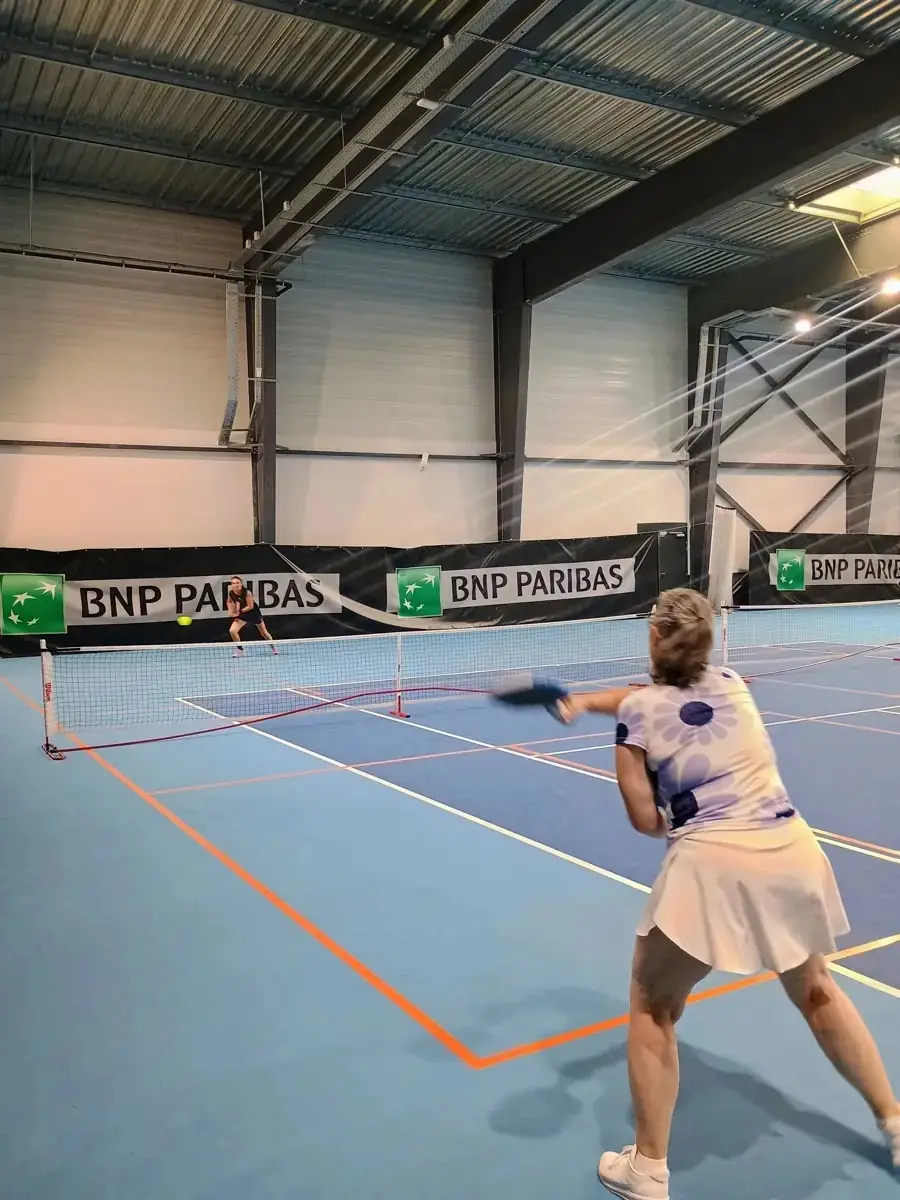 Joueuse en position d’attente pendant la finale du simple dames 3.0 +50 ans des Championnats de France de pickleball 2026