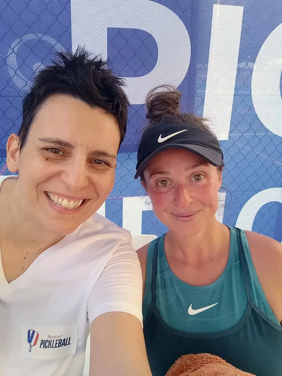 Carole Stromboni, fondatrice de Bonjour Pickleball, avec Laura Rocchi, championne de France du simple dames 5.0 +19 ans, aux Championnats de France de pickleball 2026