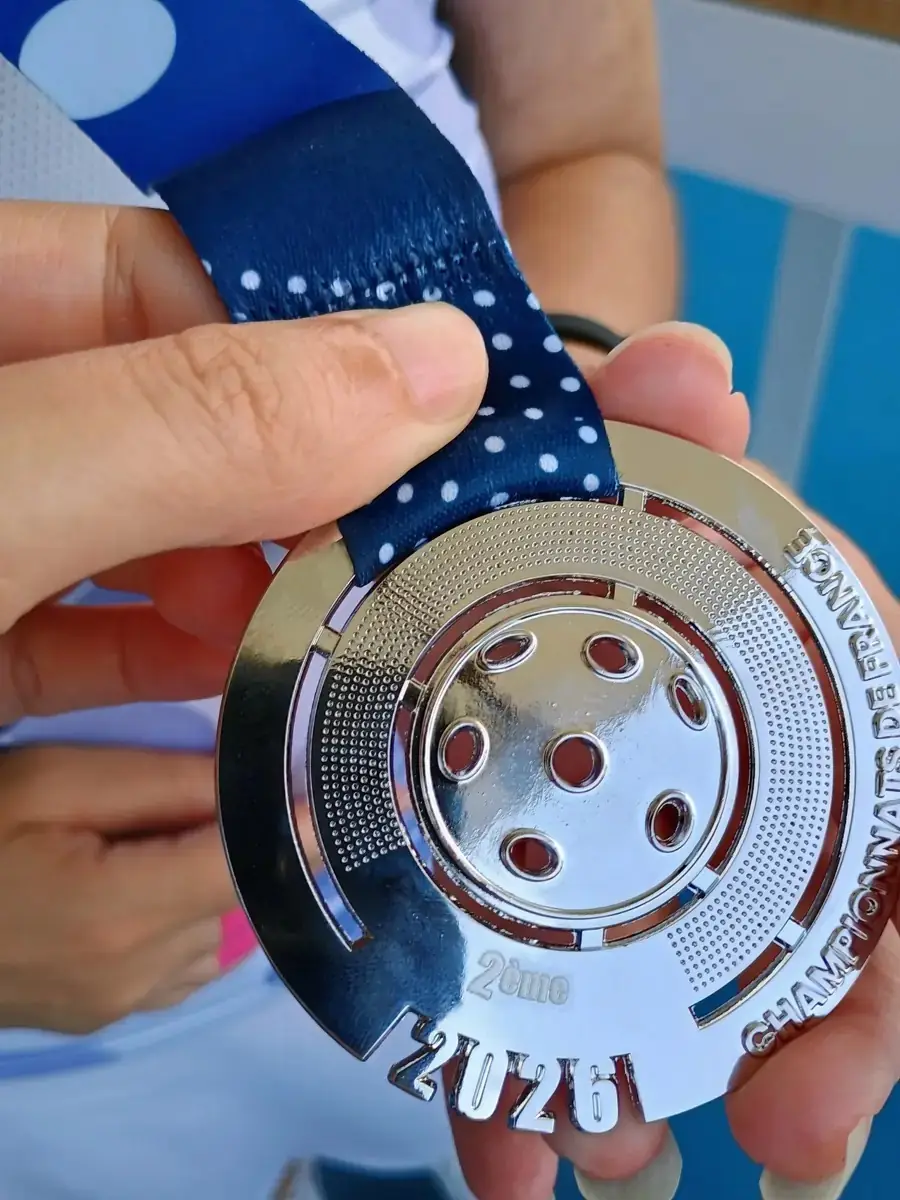 Gros plan sur une médaille des Championnats de France de pickleball 2026