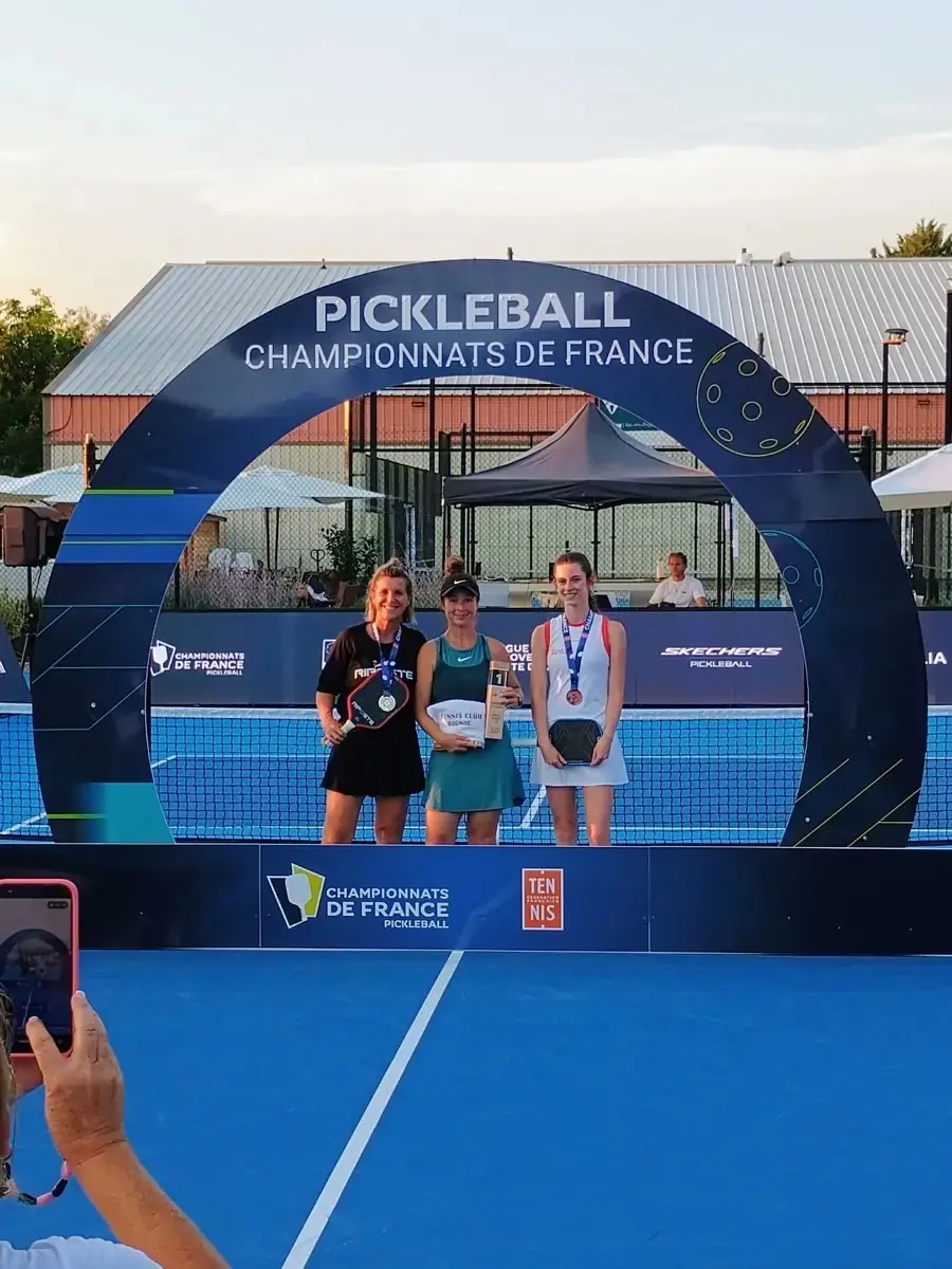 Trois joueuses médaillées sous l'arche des Championnats de France de pickleball 2026