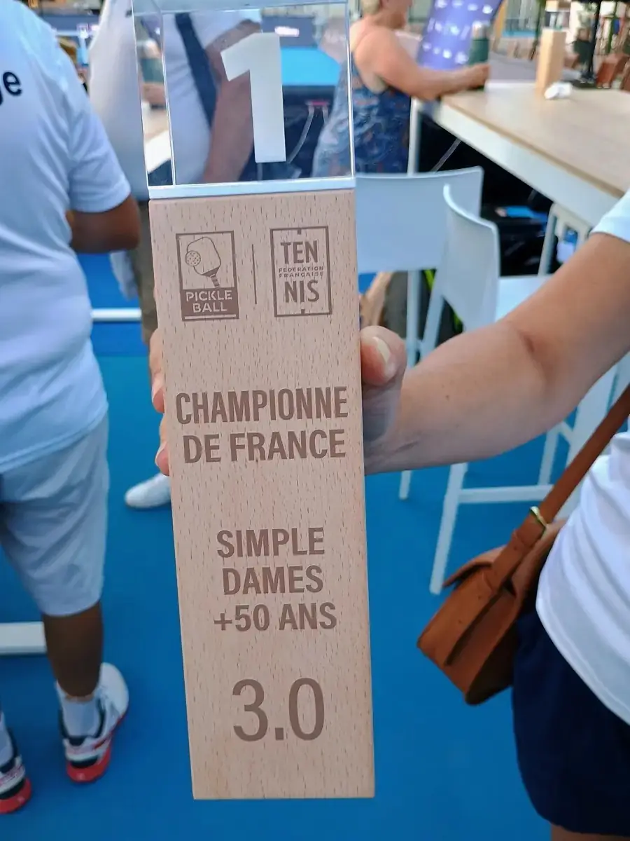 Plaque de Caroline Stock, championne de France du simple dames 3.0 +50 ans, photographiée de près