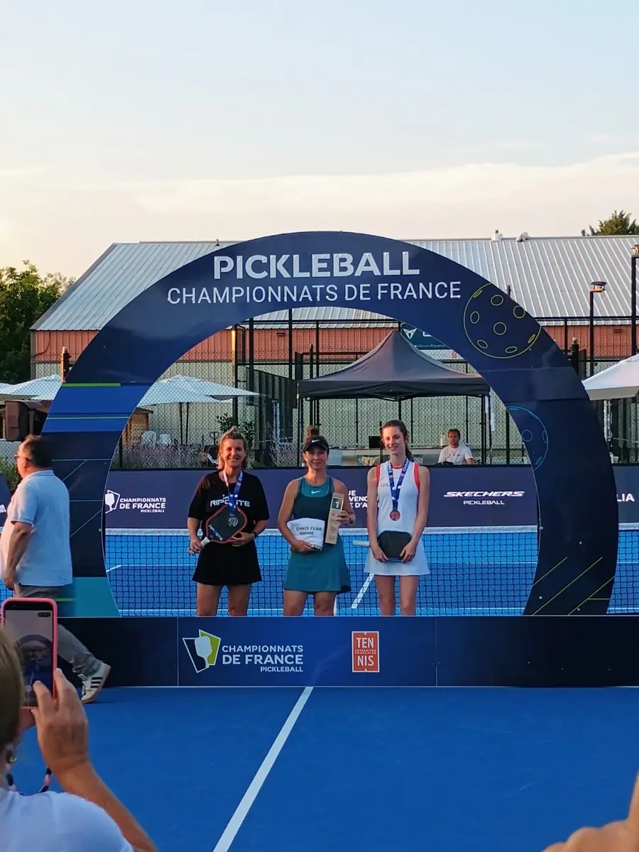 Podium du simple dames 5.0 +19 ans avec Laura Rocchi, Valentine Vernaz et Clara Contis aux Championnats de France de pickleball 2026