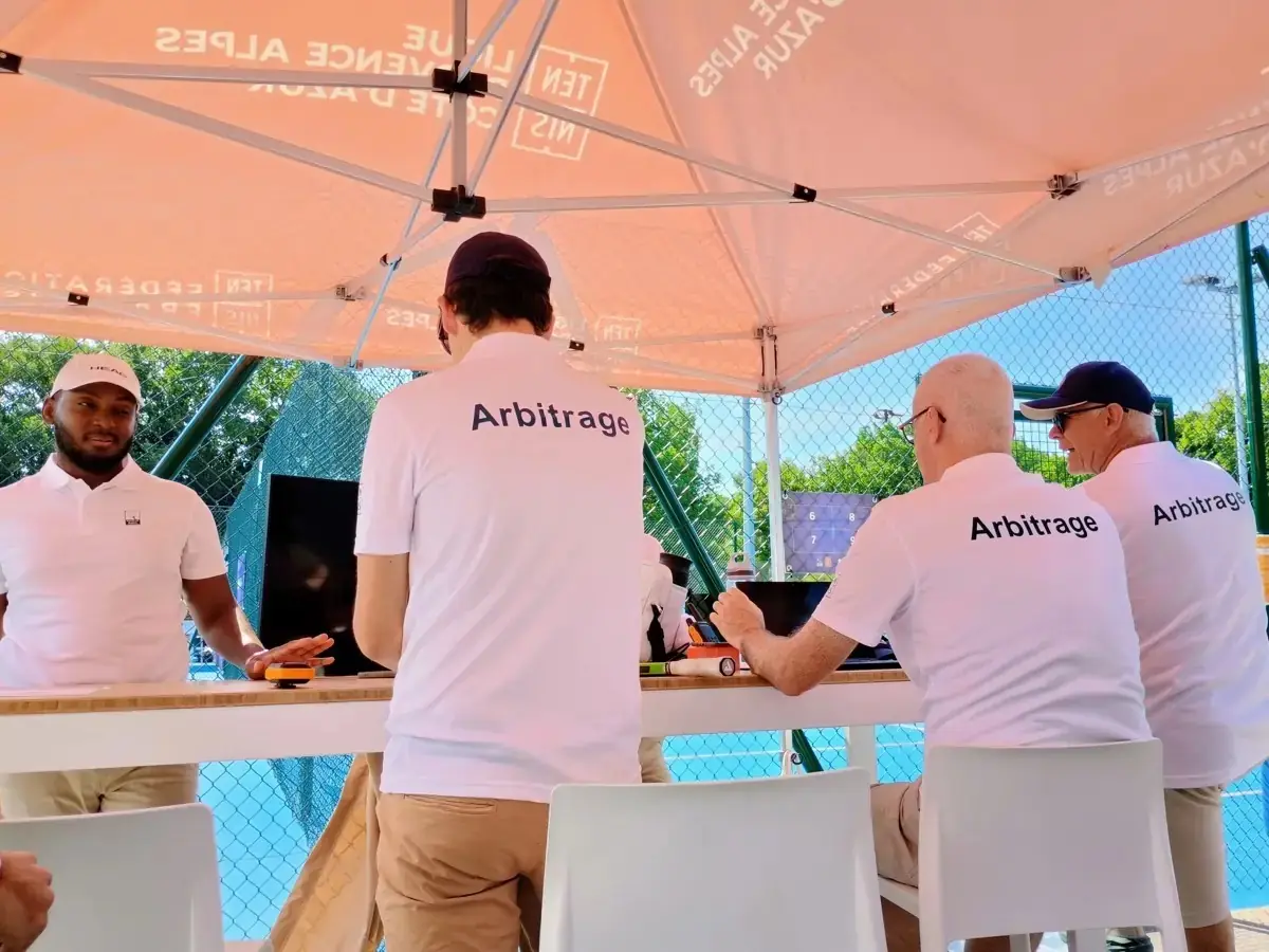 Arbitres sous la tente d’organisation des Championnats de France de pickleball 2026 à Aix-en-Provence