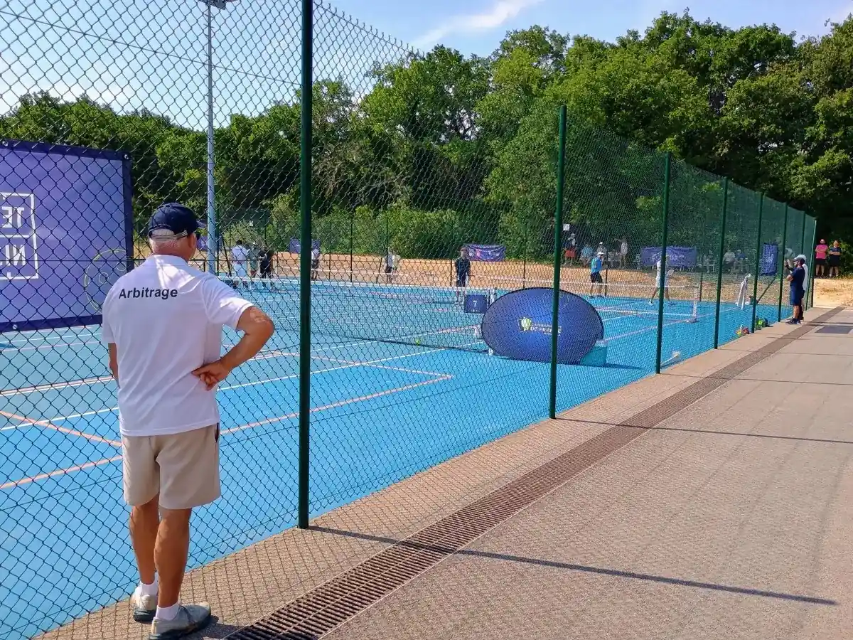 Homme au bord des terrains extérieurs des Championnats de France de pickleball 2026 à Aix-en-Provence