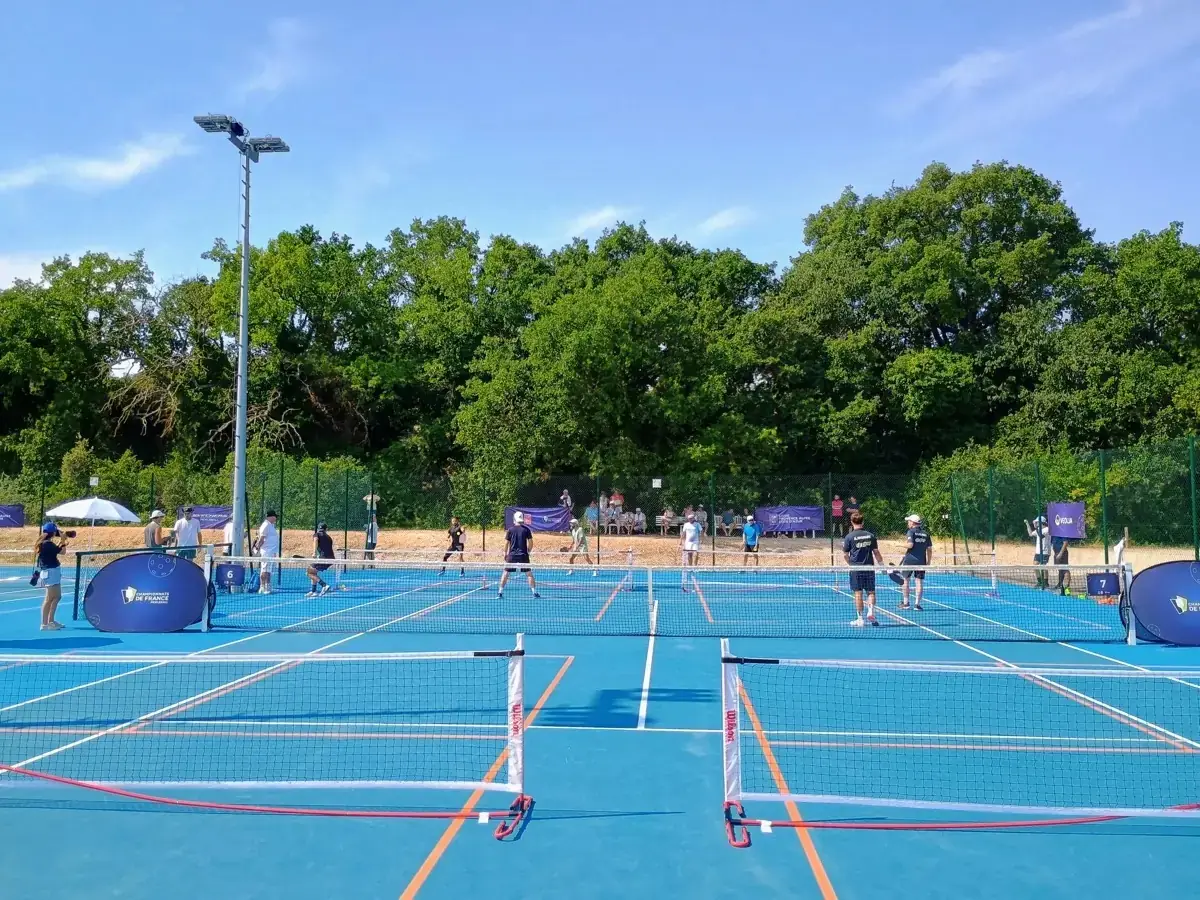 Vue large de plusieurs terrains extérieurs des Championnats de France de pickleball 2026 à Aix-en-Provence