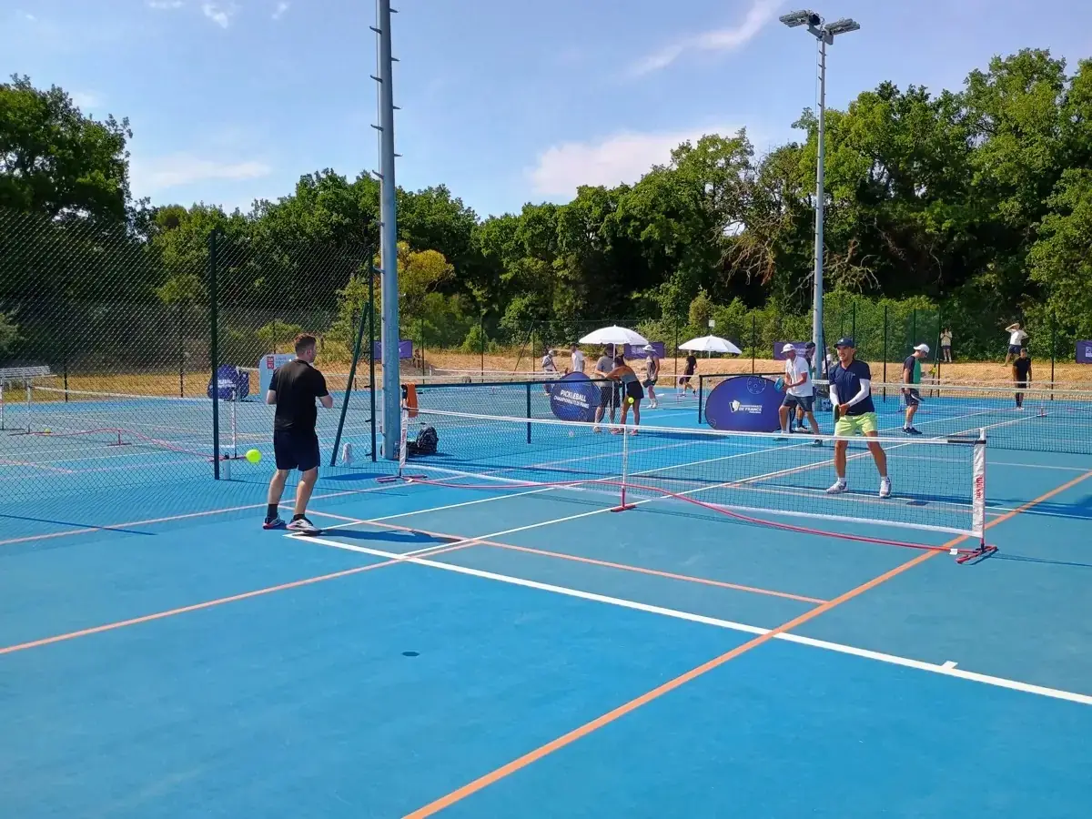 Échange en double sur un terrain extérieur des Championnats de France de pickleball 2026 à Aix-en-Provence