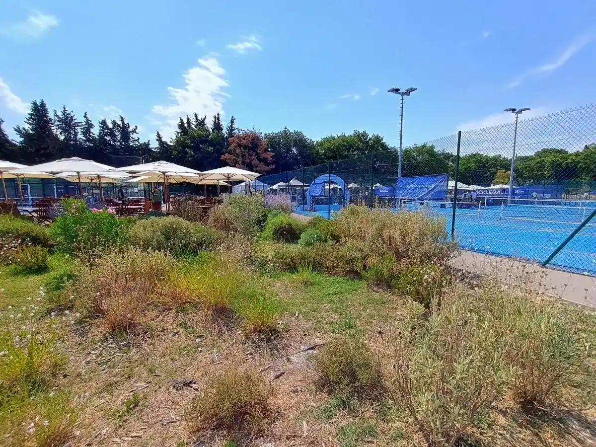 Vue latérale des terrains extérieurs et des tentes des Championnats de France de pickleball 2026