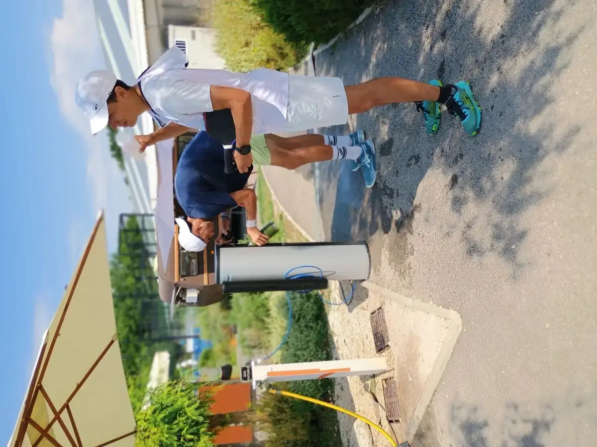 Officiel en tenue blanche sur une allée des Championnats de France de pickleball 2026 à Aix-en-Provence