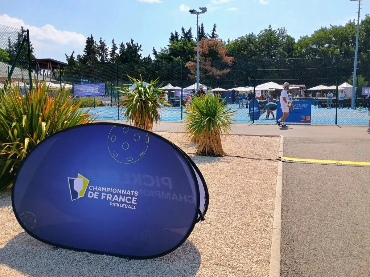 Banderole des Championnats de France de pickleball 2026 installée près des terrains extérieurs