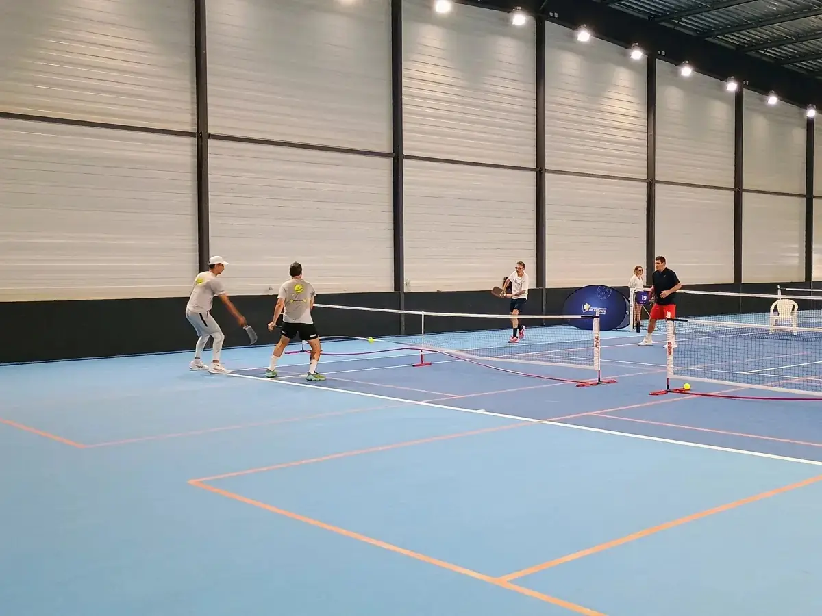 Vue large d’un terrain intérieur pendant les Championnats de France de pickleball 2026 à Aix-en-Provence