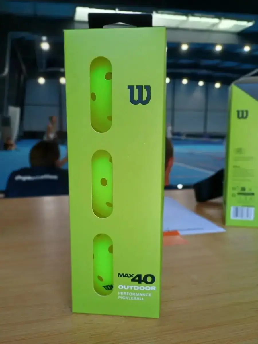 Boîte de balles Wilson Max 40 posée sur une table dans la halle des Championnats de France de pickleball 2026