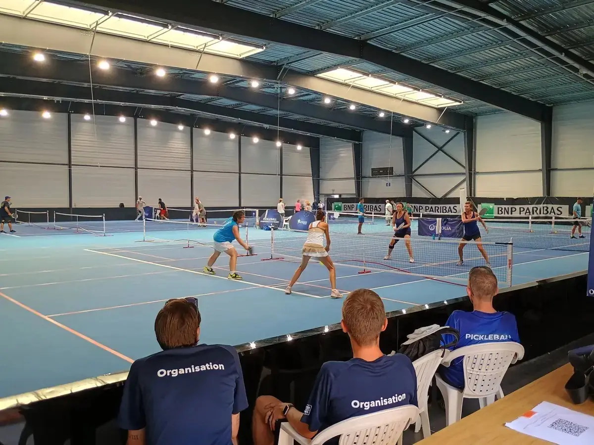 Match intérieur vu depuis la table des officiels aux Championnats de France de pickleball 2026
