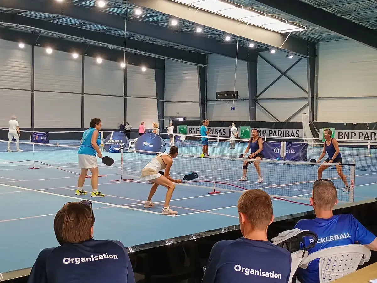 Match intérieur observé depuis le bord du terrain aux Championnats de France de pickleball 2026