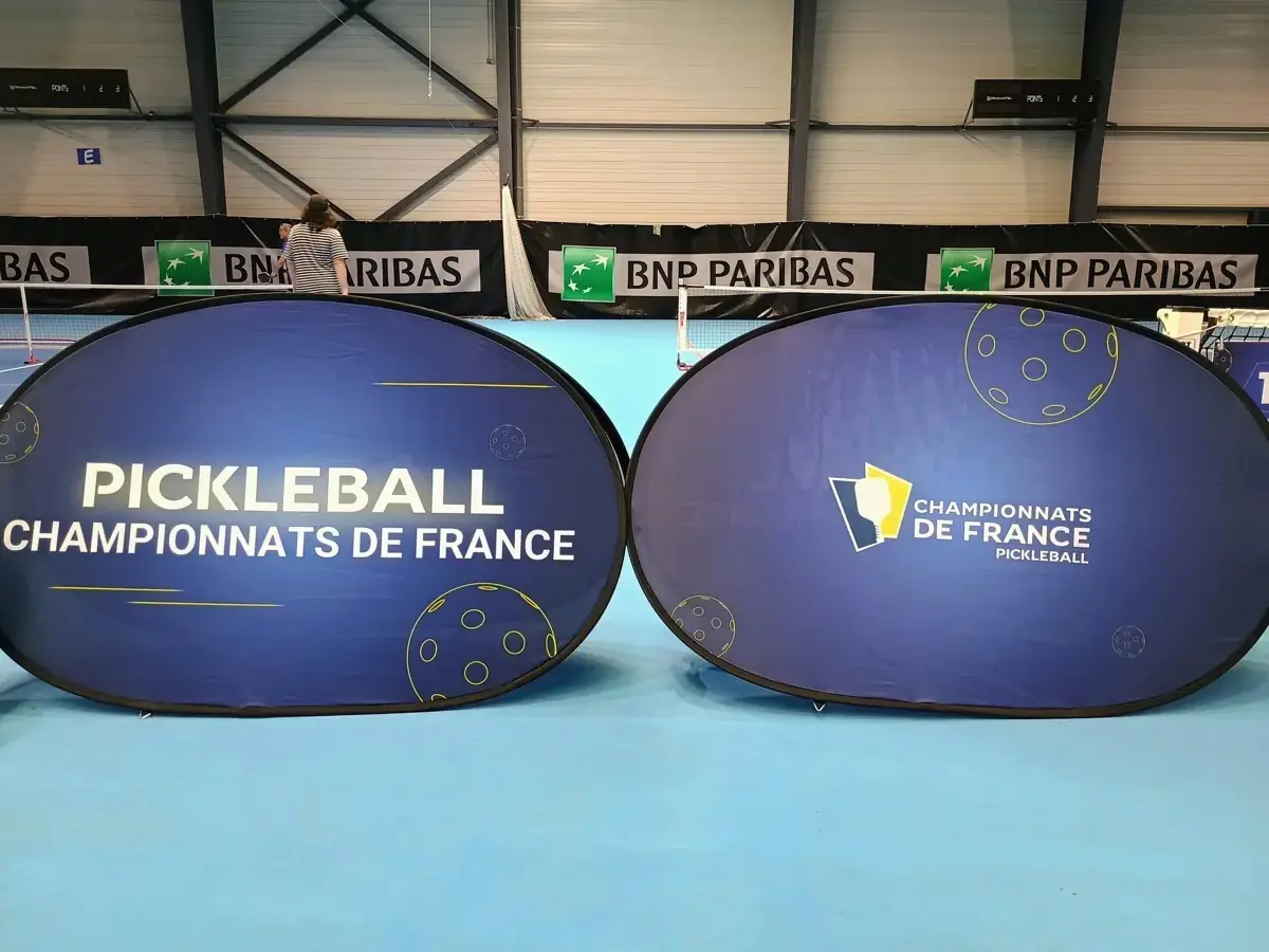 Oriflammes des Championnats de France de pickleball 2026 installées dans la halle intérieure