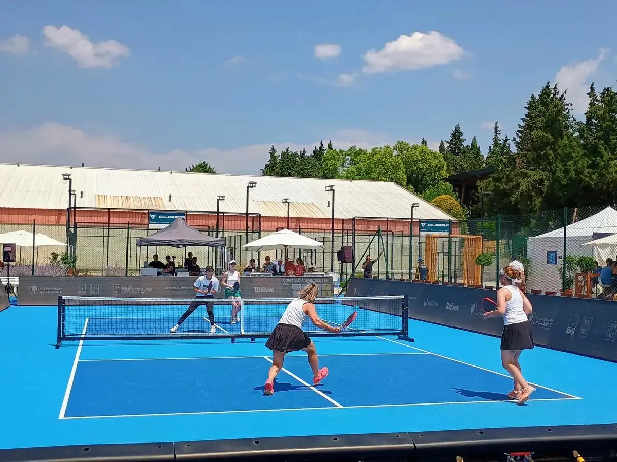 Match sur le court extérieur principal des Championnats de France de pickleball 2026 à Aix-en-Provence