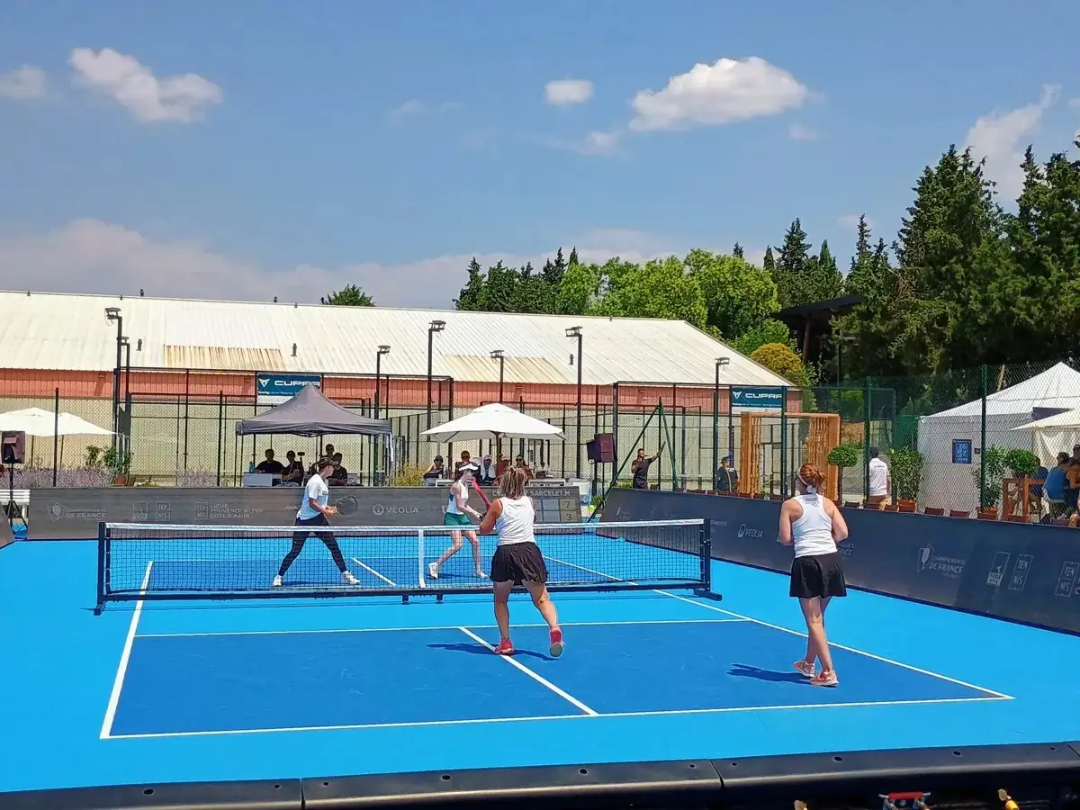 Échange sur le court extérieur principal des Championnats de France de pickleball 2026